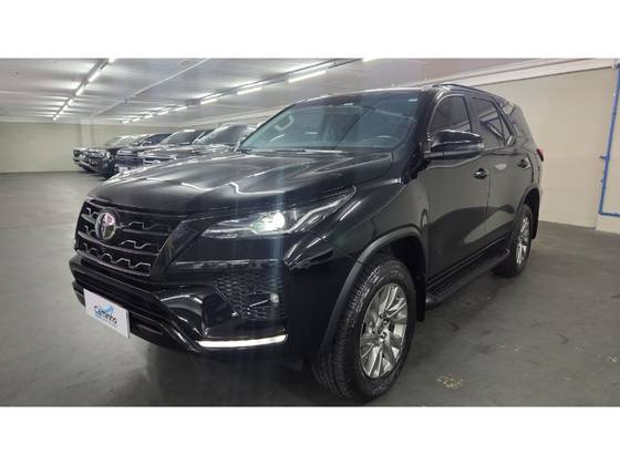 TOYOTA HILUX SW4 2.8 D-4D TURBO DIESEL SRX 7L 4X4 AUTOMÁTICO